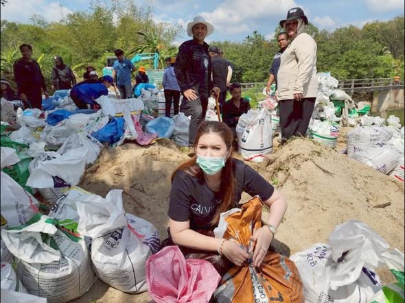 📣 ผนึกกำลังบ้านนาเข้มแข็ง! นายกฯ ดวงพร จับมือ กำนันภาสกร นำทัพผู้บริหาร สมาชิกสภาฯ และบุคลากรเทศบาล ร่วมใจบรรจุกระสอบทราย สร้างฝายกั้นน้ำ เตรียมพร้อมรับมือสถานการณ์น้ำ