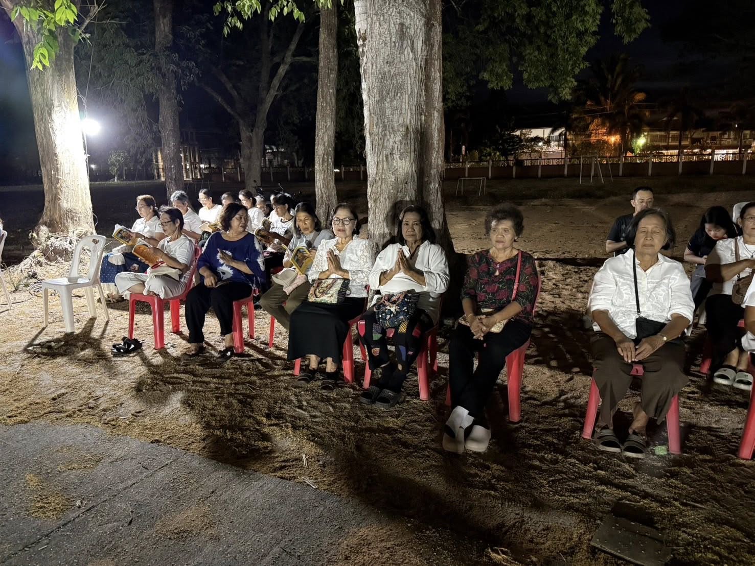 เทศบาลตำบลบ้านนา ร่วมพิธีทำวัตรเย็นและรับฟังโอวาทธรรม คณะพระจาริกธุดงค์เฉลิมพระเกียรติฯ ณ วัดทองประธาน