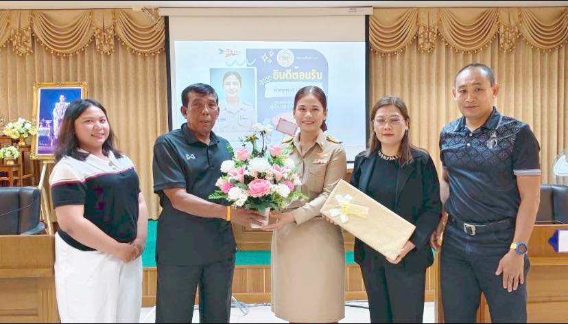 วันพุธที่ 4 มีนาคม 2569 ณ ห้องประชุมสำนักงานเทศบาลตำบลบ้านนา นางสาวดวงพร แซ่ลิ้ม นายกเทศมนตรีตำบลบ้านนา พร้อมด้วยคณะผู้บริหาร สมาชิกสภาเทศบาล ปลัดเทศบาล รองปลัดเทศบาล หัวหน้าส่วนราชการ และพนักงานเทศบาล ร่วมให้การต้อนรับ นางบุตรชรี ปรีดาศักดิ์ ในโอกาสโอนย้ายมาดำรงตำแหน่ง ผู้อำนวยการสถานศึกษา โรงเรียนอนุบาลเทศบาลตำบลบ้านนา สังกัดสำนักปลัด เทศบาลตำบลบ้านนา อำเภอบ้านนาเดิม จังหวัดสุราษฎร์ธานี