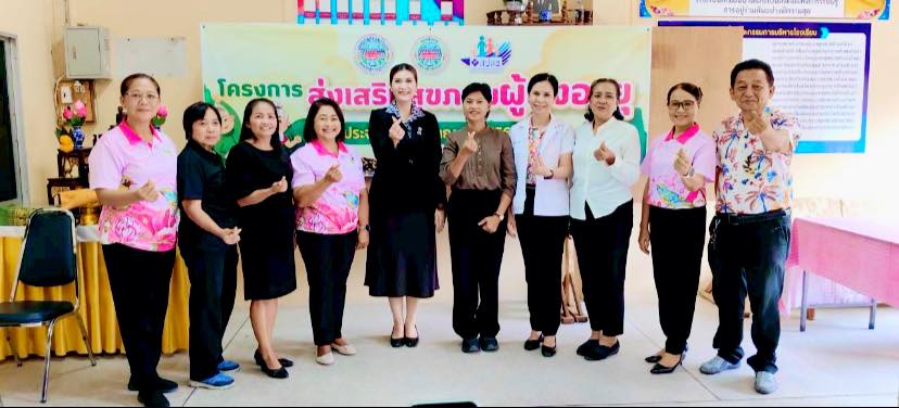 วันที่ 10 มีนาคม 2569 เวลา  08.30 น. 
นางสาวดวงพร แซ่ลิ้ม นายกเทศมนตรีตำบลบ้านนา เป็นประธานในพิธีเปิด “โครงการส่งเสริมสุขภาพผู้สูงอายุ ประจำปีงบประมาณ พ.ศ. 2569” ณ โรงเรียนผู้สูงอายุเทศบาลตำบลบ้านนา (Ban Na Day Care Center) โดยมี นางกัณฐชนิศ แดงหวาน ประธานชมรมผู้สูงอายุเทศบาลตำบลบ้านนา เป็นผู้กล่าวรายงานวัตถุประสงค์การจัดโครงการฯ โดยมี คณะผู้บริหาร สมาชิกสภาเทศบาล ปลัดเทศบาล ผู้อำนวยการกอง และพนักงานเทศบาลตำบลบ้านนา ได้เข้าร่วมกิจกรรม  เรียนรู้ทักษะสุขภาพ "นวดแผนไทย" ศาสตร์ดูแลกายสไตล์วัยเก๋า