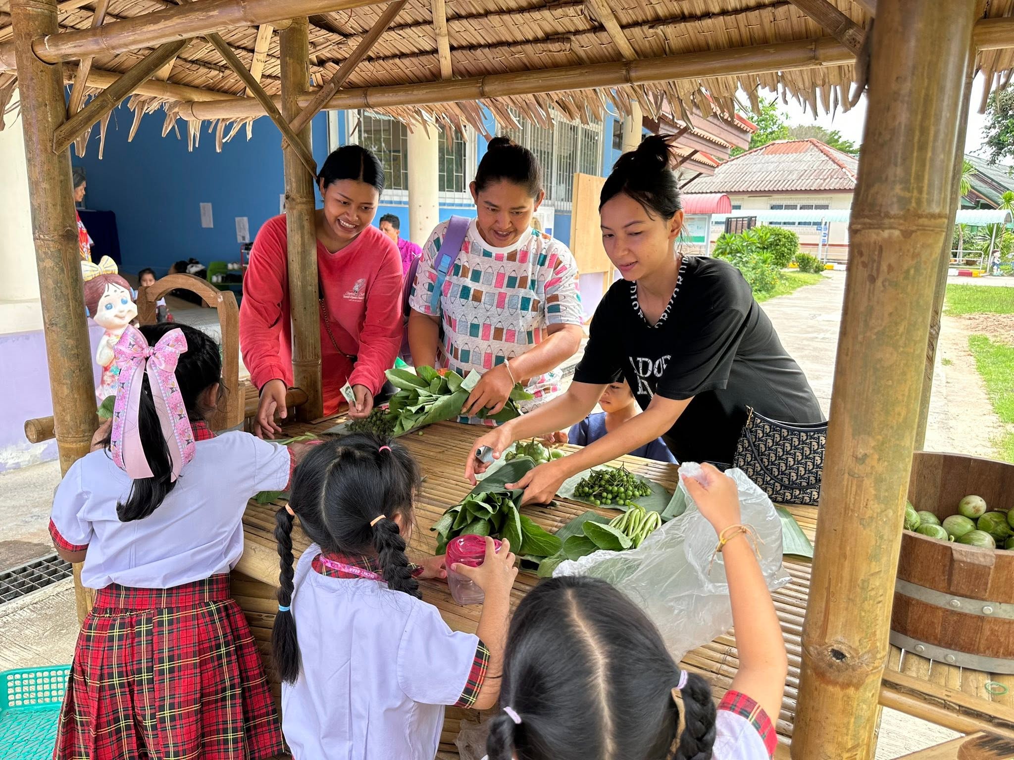 🌱✨ จากแปลงผักพอเพียง สู่บทเรียนการออมเงินสุดน่ารัก ของหนู ๆ อนุบาลเทศบาลตำบลบ้านนา! 🌿🐟