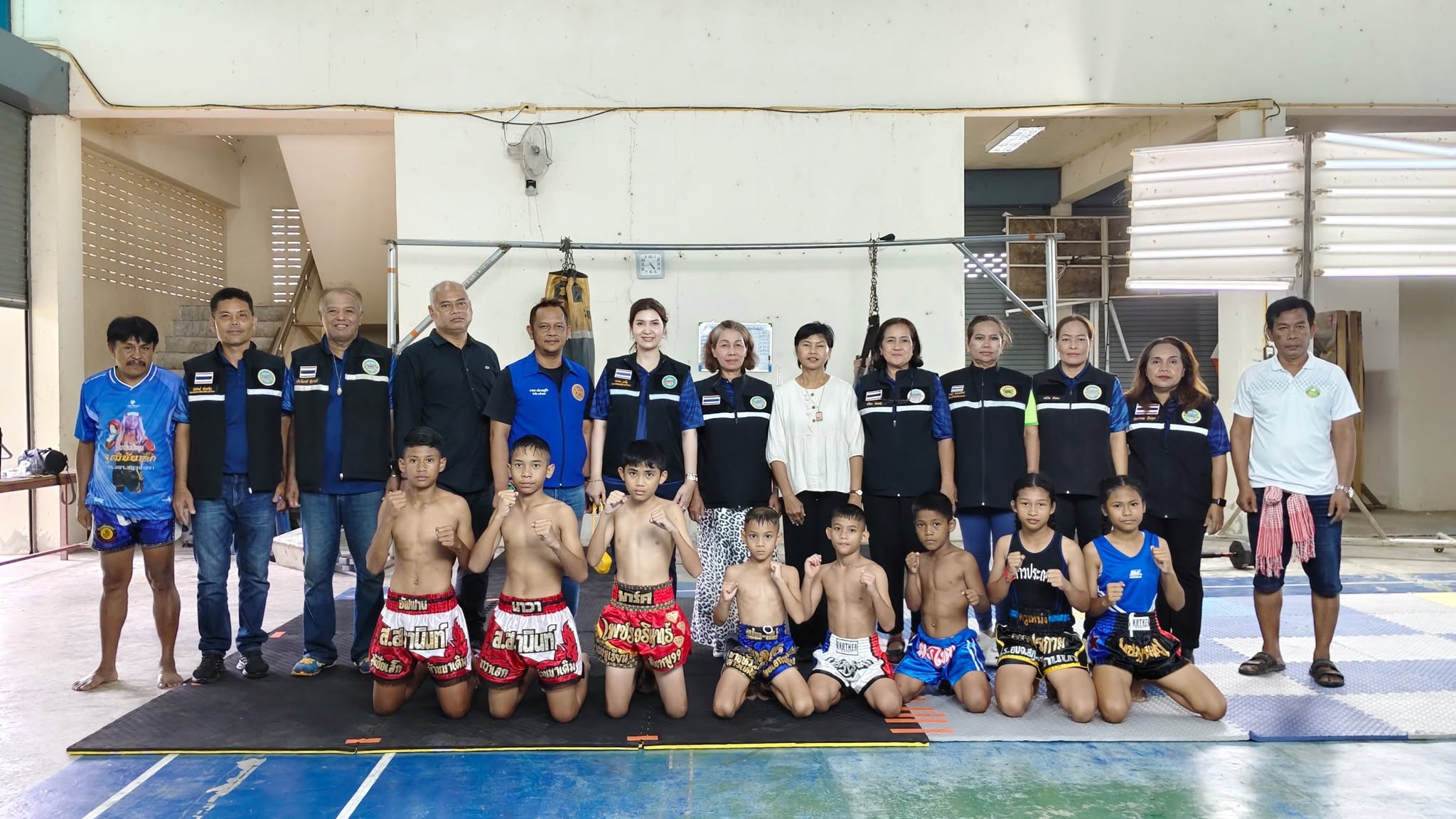 🥊 เทศบาลตำบลบ้านนา ร่วมส่งเสริมเยาวชนไทย ห่างไกลยาเสพติด สนับสนุนพื้นที่ฝึกซ้อมมวยไทย! 🇹🇭✨