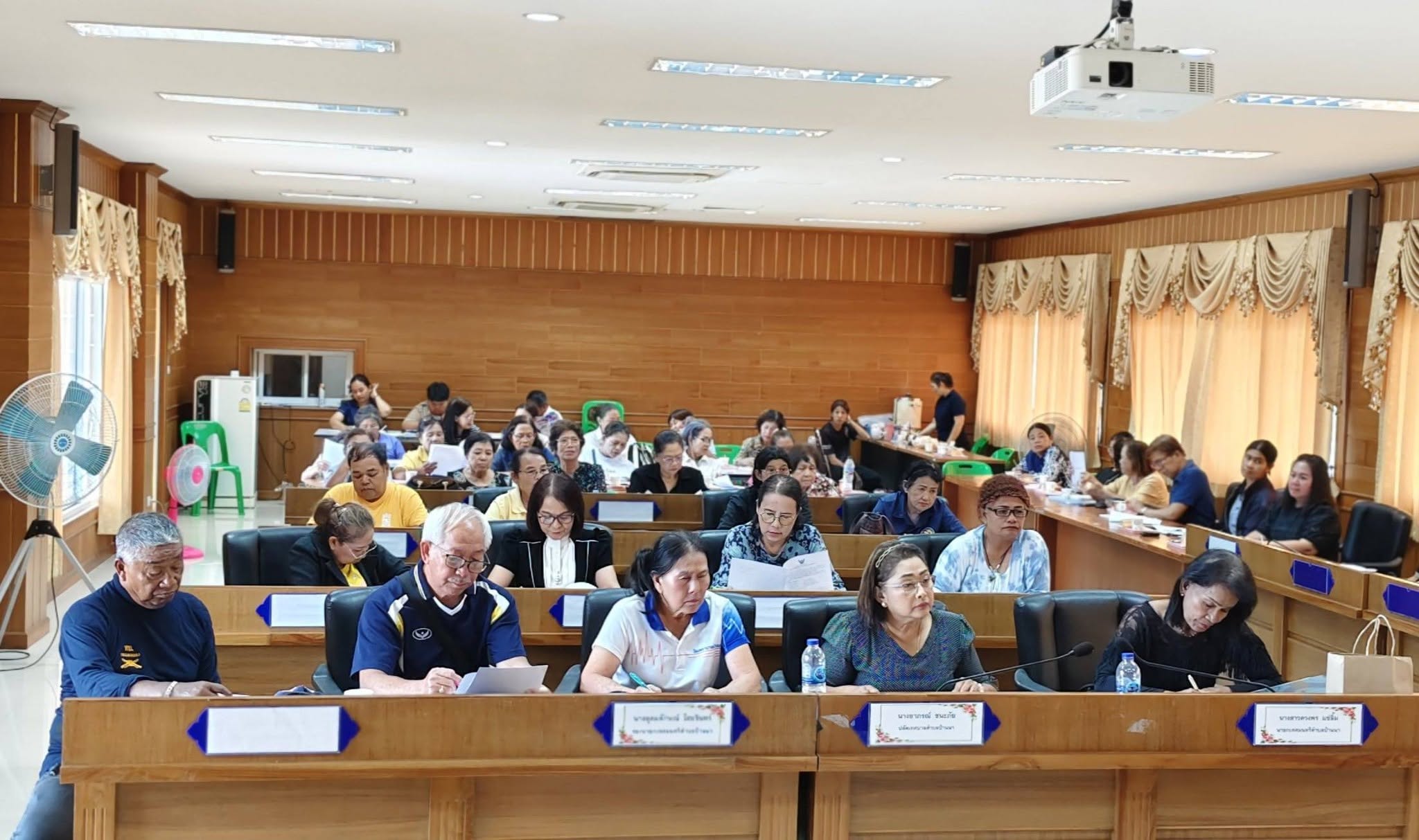 📢 เทศบาลตำบลบ้านนา ประชุมแต่งตั้งคณะกรรมการชมรมผู้สูงอายุฯ เดินหน้าเตรียมความพร้อมจัด “กิจกรรมงานดื่มน้ำชา” 🍵✨