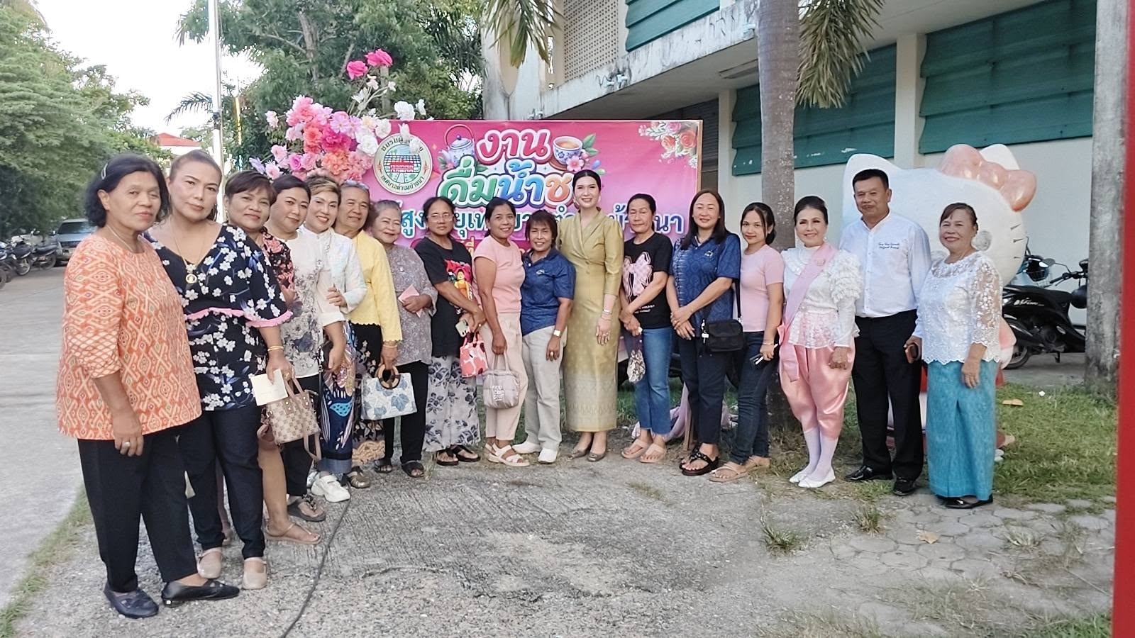 📸 ประมวลภาพบรรยากาศภายในงาน ​ชมรมผู้สูงอายุเทศบาลตำบลบ้านนา จัดงาน “ดื่มน้ำชา” การกุศล ระดมทุนขับเคลื่อนศูนย์เดย์แคร์ฯ และกิจกรรมผู้สูงวัย