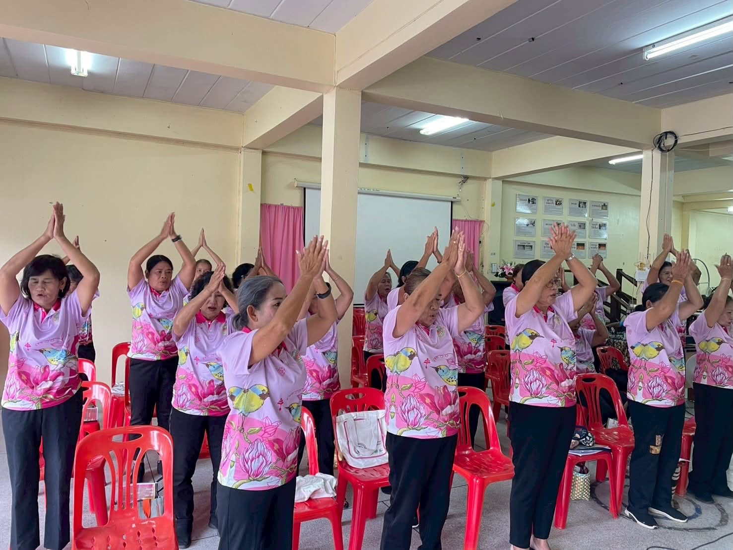 โรงเรียนผู้สูงอายุเทศบาลตำบลบ้านนา จัดกิจกรรม  "โยคะเพื่อสุขภาพ" 🧘✨