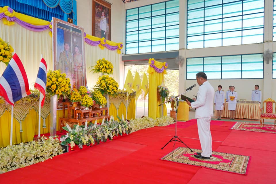พิธีรับพระราชทาน พระบรมฉายาลักษณ์พระบาทสมเด็จพระเจ้าอยู่หัวและสมเด็จพระนางเจ้าฯ พระบรมราชินี เนื่องในโอกาสมหามงคลพระราชพิธีบรมราชาภิเษก พุทธศักราช 2562 ณ​ อาคารอเนกประสงค์เทศบาลตำบลบ้านนา