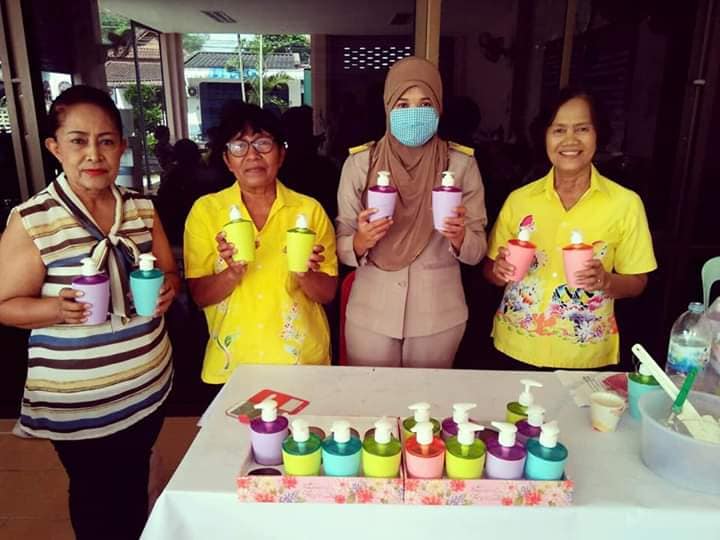นักเรียนโรงเรียนผู้สูงอายุเทศบาลตำบลบ้านนา ช่วยกันทำผ้าหน้ากากอนามัย​ และเจลล้างมือ(แจกแต่หน้ากากอนามัยในเขตเทศบาล เจลล้างมือไม่แจก)ขณะสามารถมารับได้ที่สำนักงานเทศบาลตำบลบ้านนา​ (ในวัน​ และเวลาราชการ)​ เจลล้างมือไมไว้ใช้ในส่วนราชการ และที่ชุมชน.