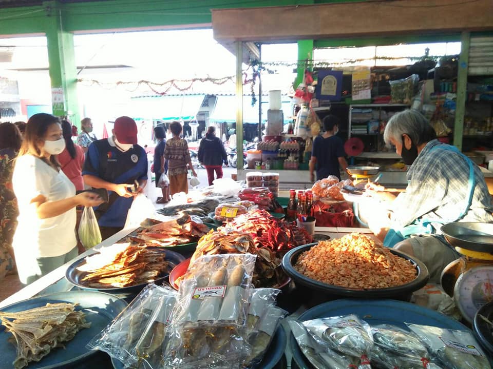 ผู้ประกอบการและผู้ที่จับจ่ายสินค้าภายในตลาดสดเทศบาลตำบลบ้านนา ใส่หน้ากากอนามัยคิดเป็นร้อยละร้อย และทางเทศบาลตำบลบ้านนา​ ได้แจกประกาศอำเภอบ้านนาเดิม​   เรื่องกำหนดมาตราการควบคุมโรคติดต่อ สำหรับตลาดสดตลาดนัด และแผงจำหน่ายอาหารให้กับผู้ประกอบการและแจกแผ่นพับความรู้เรื่องป้องกันโรคโควิด-19 ให้แรงงานพม่า