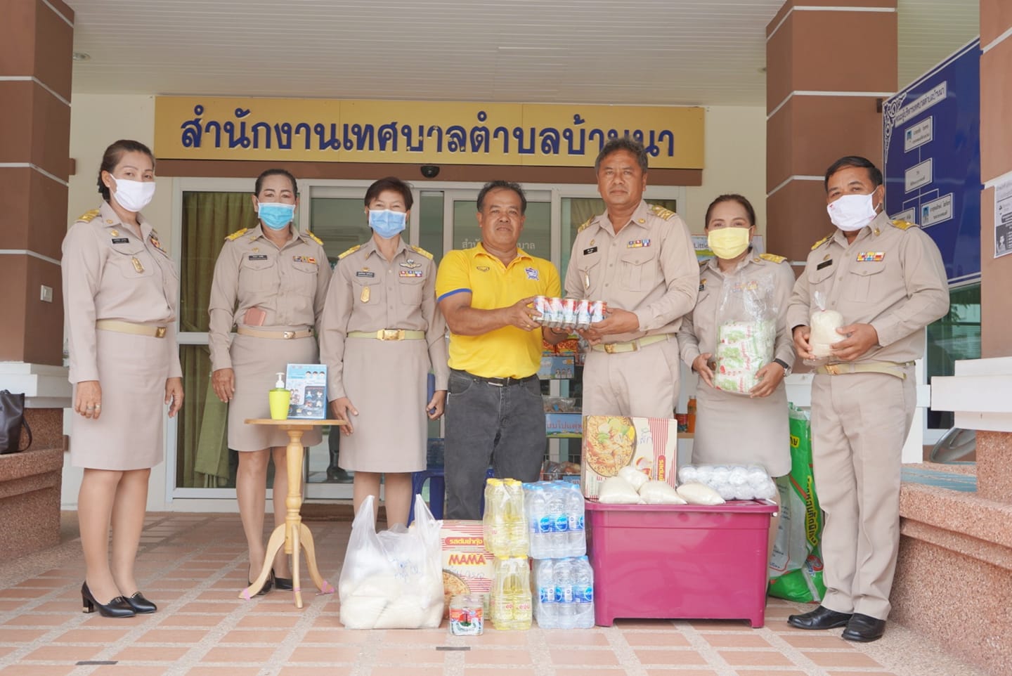 ตำบลบ้านนา​ พร้อม​ คณะผู้บริหาร​ สมาชิกสภาเทศบาลตำบลบ้านนา​ รับมอบ​อาหาร​ ของใช้​ เพื่อเติมสุขให้กับ ตู้ปันสุข​ 
