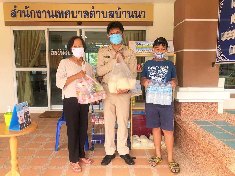 เทศบาลตำบลบ้านนา​  รับมอบ​อาหาร​ ของใช้​  เพื่อเติมสุขให้กับ  ตู้ปันสุข​    มอบให้กับประชาชนที่ได้รับผลกระทบจากการแพร่ระบาดโรคติดเชื้อไวรัสโคโรนา2019(COVID-19)​ ในเขตเทศบาลตำบลบ้านนา