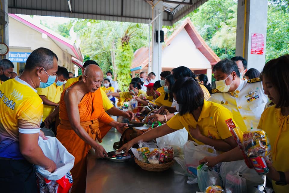 พิธีทำบุญตักบาตรพระสงฆ์เนื่องในวันคล้ายวันสวรรคตพระบาทสมเด็จพระบรมชนกาธิเบศร มหาภูมิพลอดุลยเดชมหาราช บรมนาถบพิตร    เช้าวันนี้(13ต.ค.63) เวลา​ 06.30​ น. ที่วัดชโลตตมาราม​ (วัดน้ำฉ่า)​  หมู่ที่​ 3​ ตำบลนาใต้​ อำเภอบ้านนาเดิม​ จังหวัดสุราษฎร์ธานี