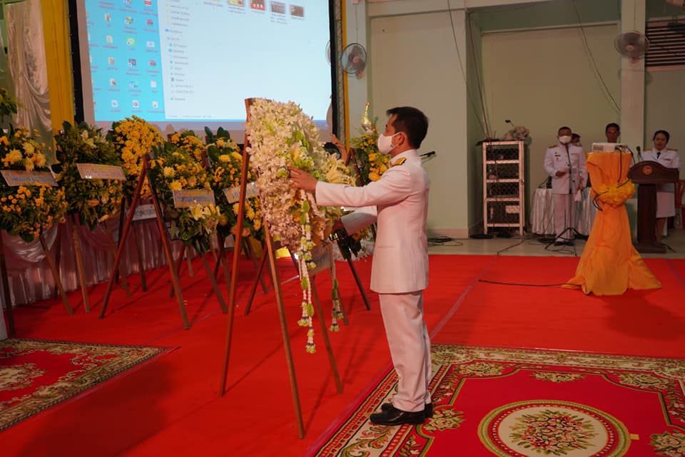 พิธีวางพวงมาลา พิธีถวายบังคม และพิธีจุดเทียนเพื่อน้อมรำลึกในพระมหากรุณาธิคุณฯ เวลา​ 17.15​  น.​ ณ หอประชุมอำเภอบ้านนาเดิม จังหวัดสุราษฎร์ธานี